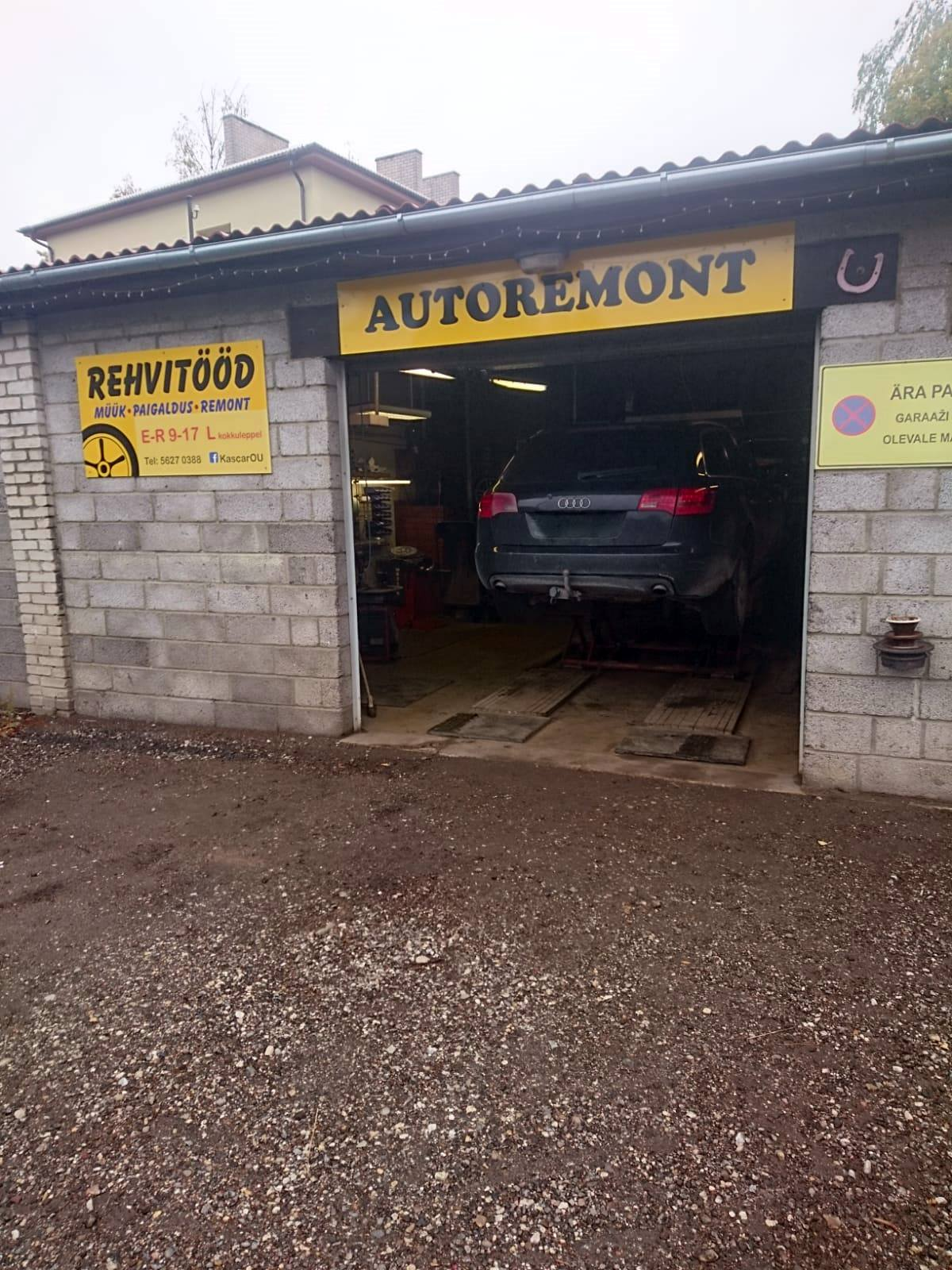 Autoremondi boks — auto tõstukil